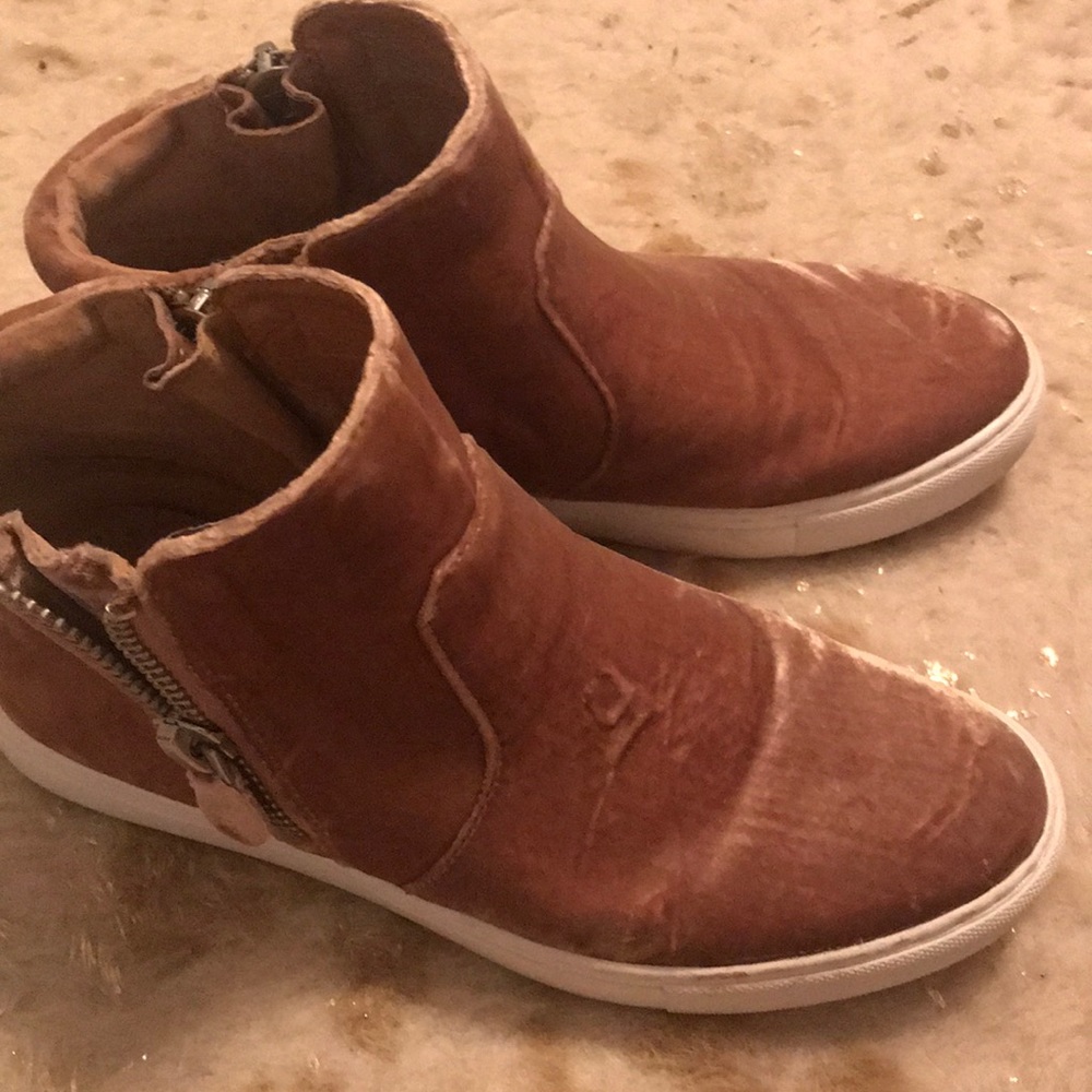 Kenneth Cole Kiera Velvet Sneakers. Gentle Souls❤️